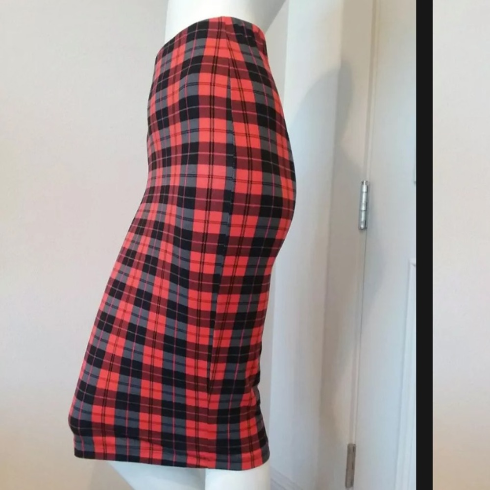 Sans Souci red plaid soft jersey pencil skirt, Size Small, NWOT